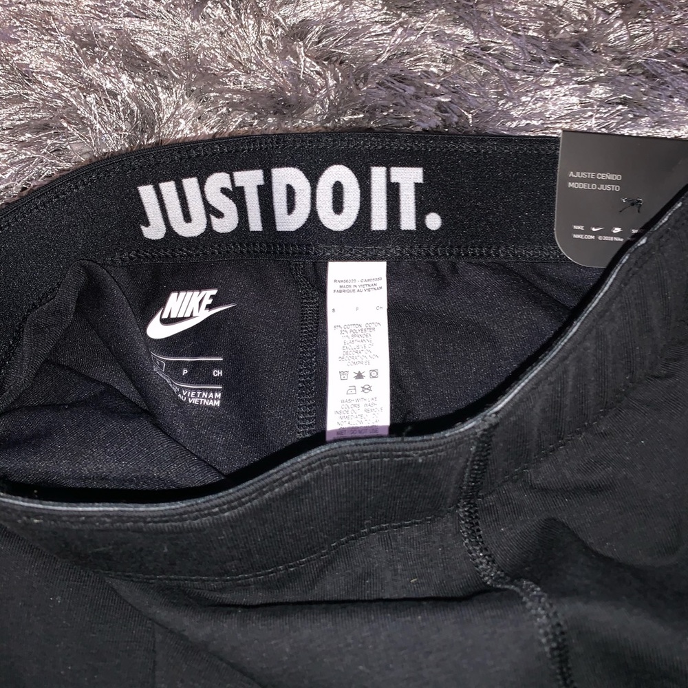 bnwt NIKE (S) tight fit leggings